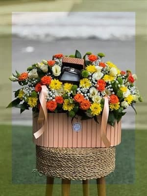 جعبه شکلات کادویی با گل‌های تازه و دیزاین حرفه‌ای