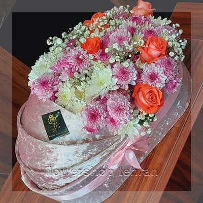 با باکس شکلات و گل بدون حرف اضافه، توجه و محبتت را نشان بده