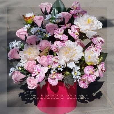 کیف حمایل مردانه نوین چرم با گل‌های تازه و دیزاین حرفه‌ای — تصویر ۳