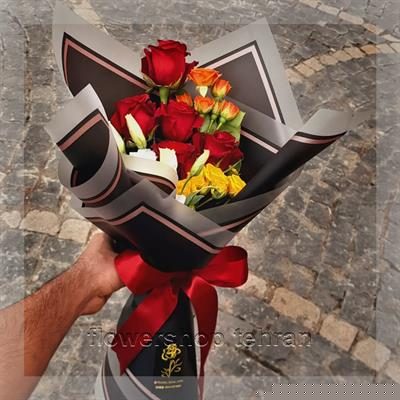 چیدمان هنری دست گل عروس رز قرمز برای دکور میز یا لابی