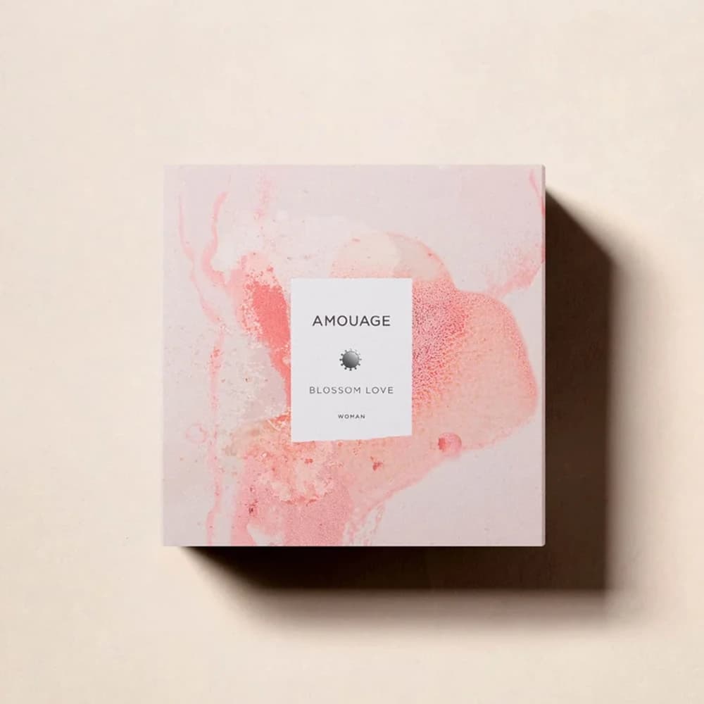 عطر زنانه آمواج بلاسم لاو مدل BLOSSOM LOVE با رایحه گرم، گلی و گورماند حجم 100 میلی‌لیتر — تصویر ۳