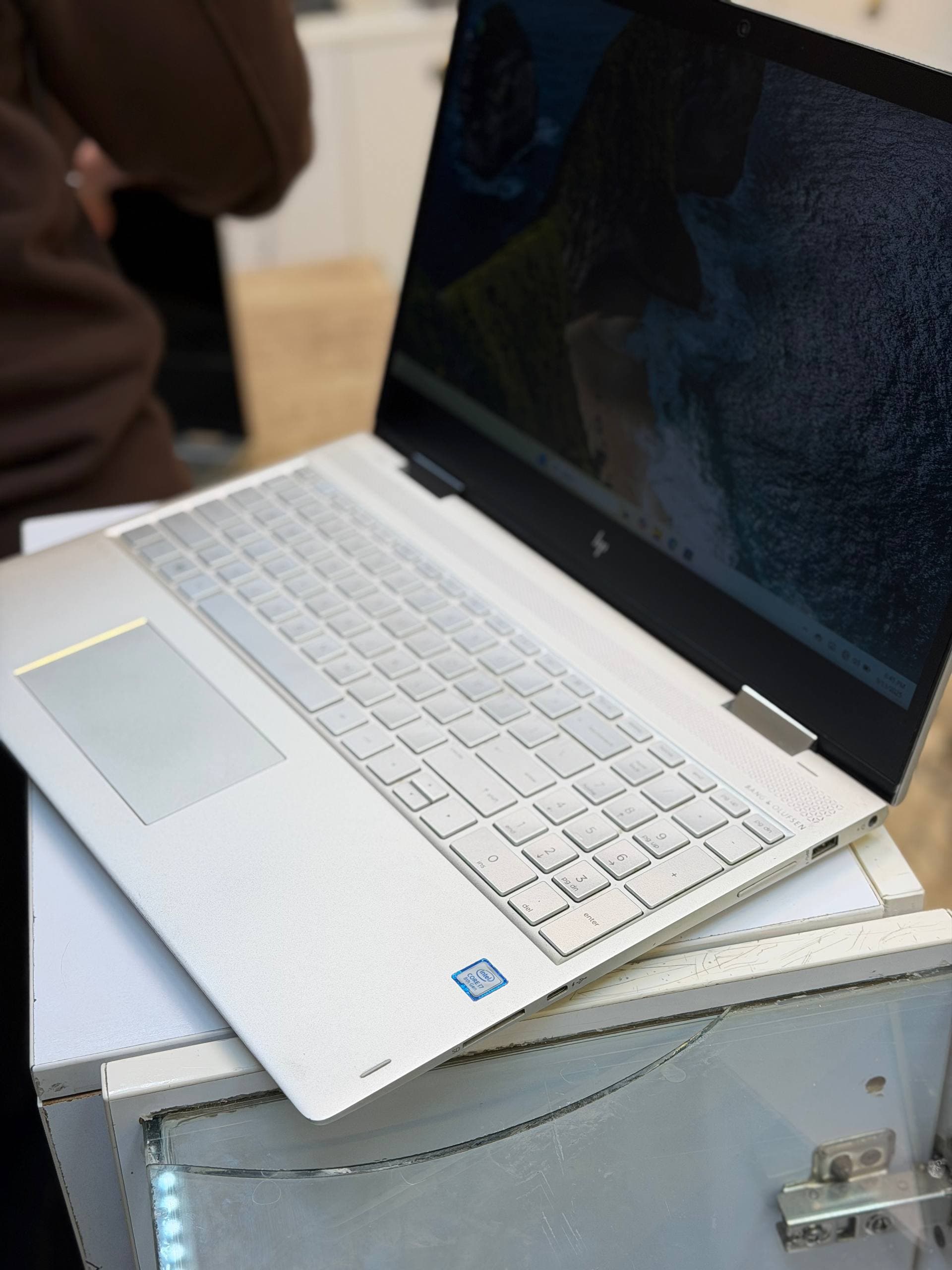 لپ تاپ HP Envy 15 i5(8250U) 12GB-256SSD-Intel UHD X360 Touch — تصویر ۱۰