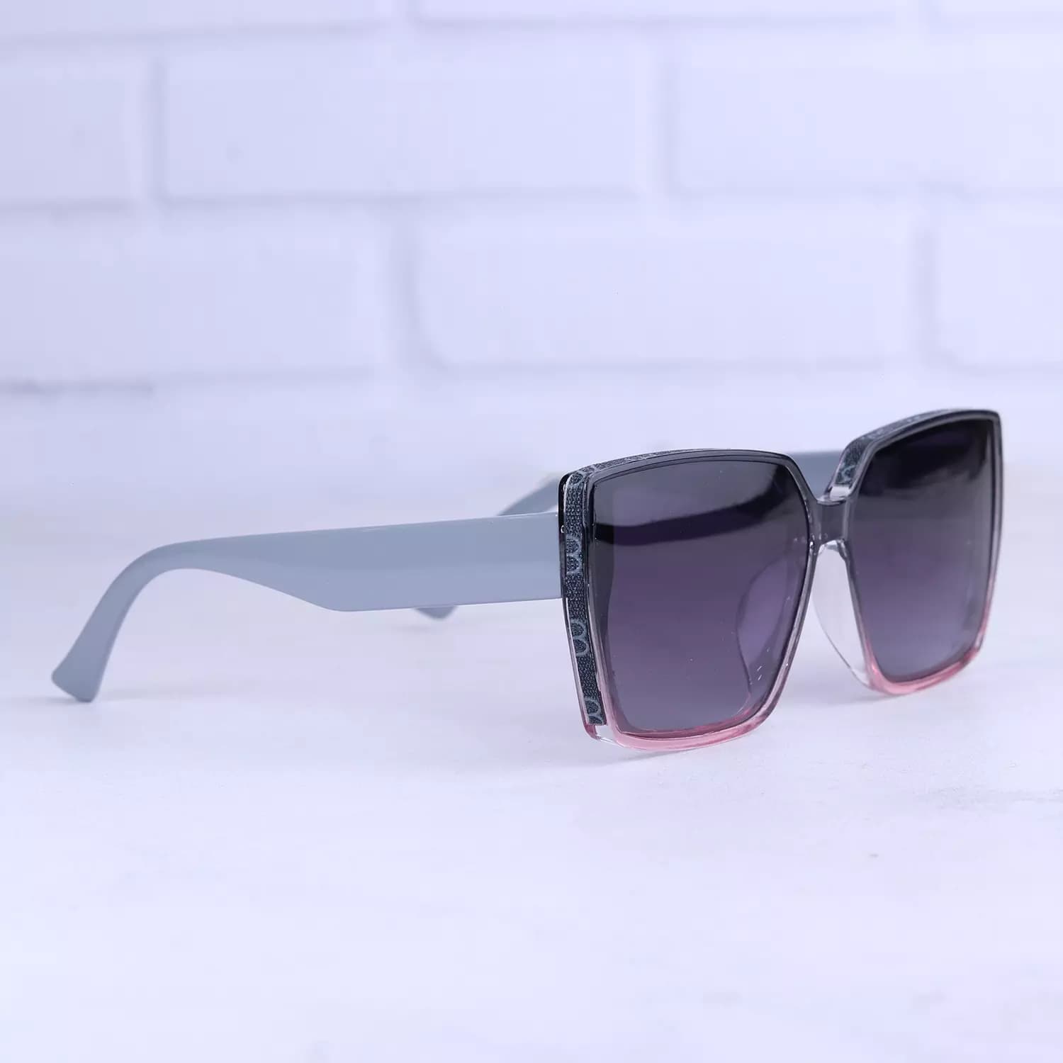 عینک آفتابی زنانه فریم مربع طوسی پلاریزه P 858947/5 — تصویر ۹