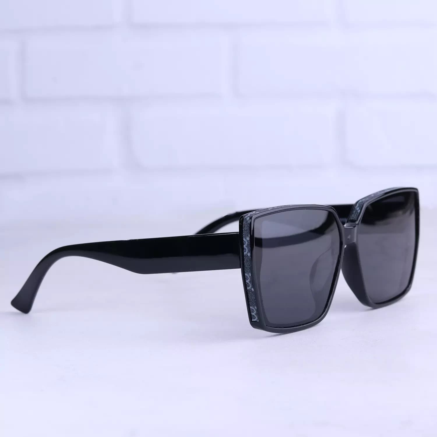 عینک آفتابی زنانه فریم مربع مشکی پلاریزه P 858947/1 — تصویر ۹
