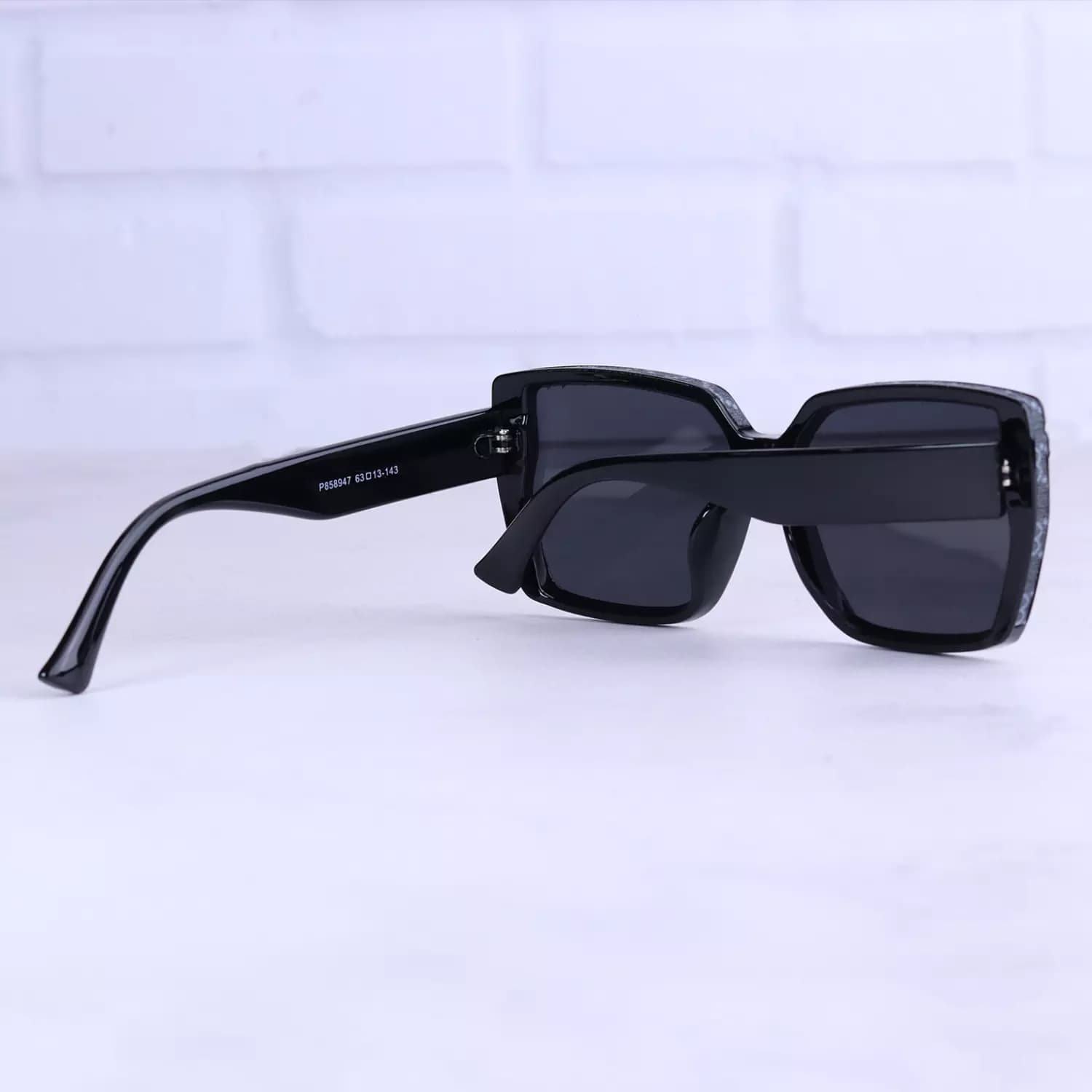 عینک آفتابی زنانه فریم مربع مشکی پلاریزه P 858947/1 — تصویر ۸