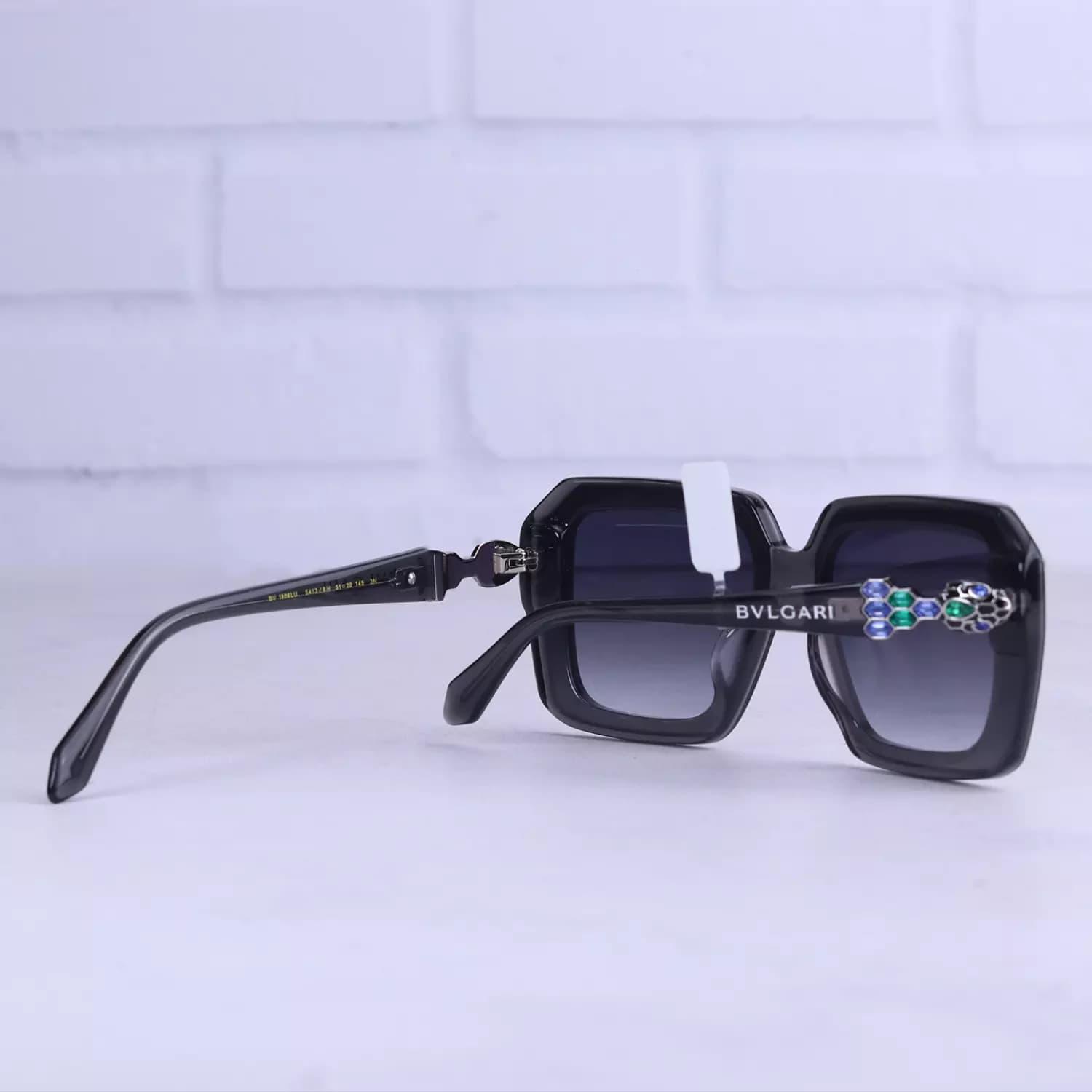 عینک آفتابی بولگاری زنانه فریم مربع مشکی استیت BV 1806/1 — تصویر ۹