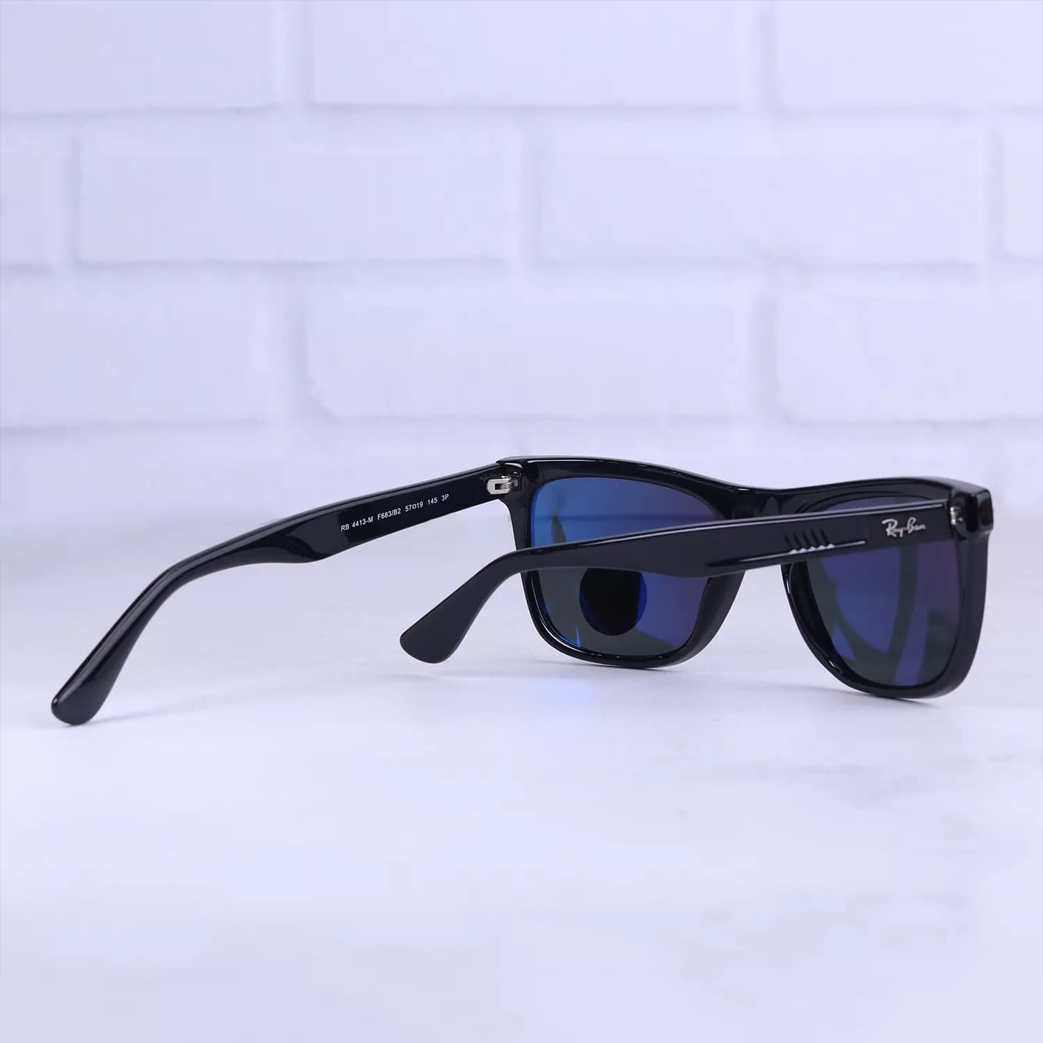عینک آفتابی ری بن فراری فریم مستطیل مشکی RB 4413-M/1 — تصویر ۹