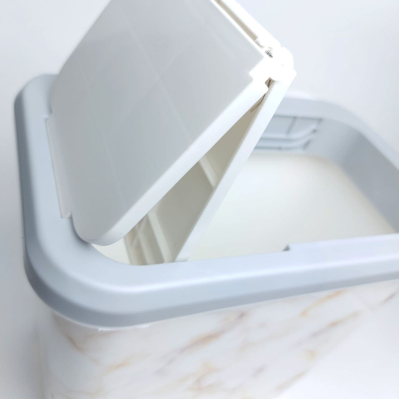 سطل کابینتی ایزی تاچ رزگلد طرح دار کد L996 — تصویر ۵