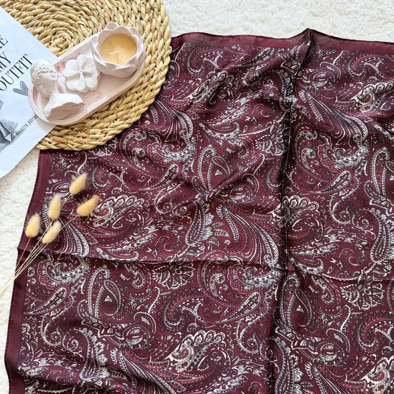 مینی اسکارف ابریشم سیلک زنانه مدل نگاره های سنتی با طول و عرض 68*68 سانتی‌متر — تصویر ۳