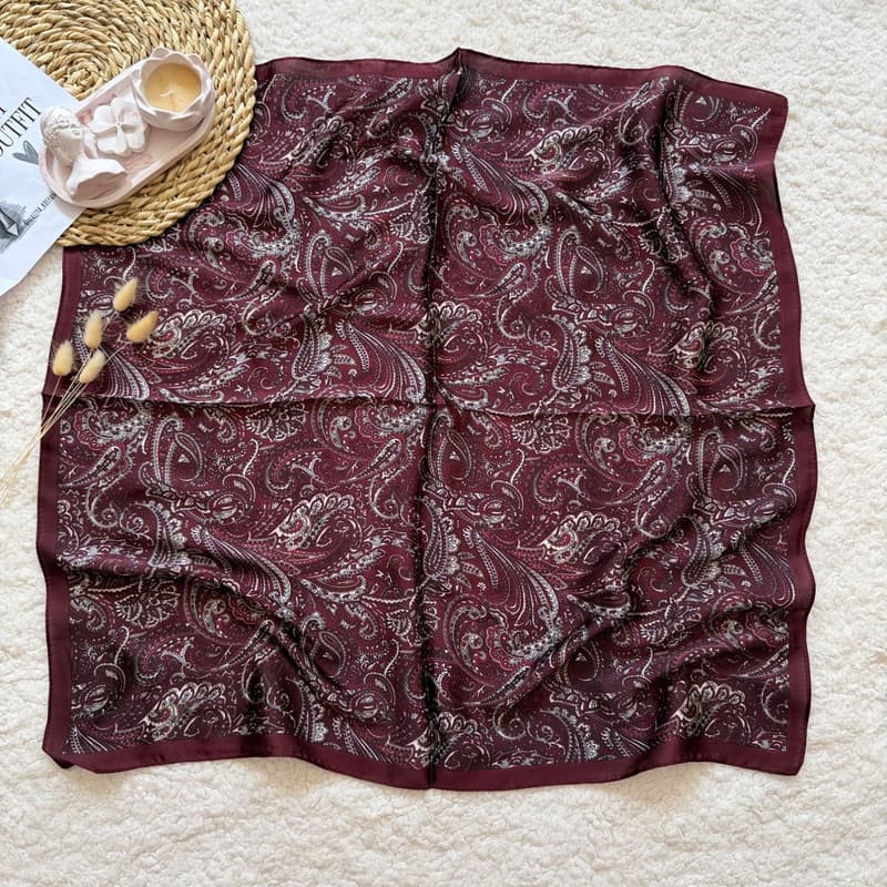 مینی اسکارف ابریشم سیلک زنانه مدل نگاره های سنتی با طول و عرض 68*68 سانتی‌متر — تصویر ۴