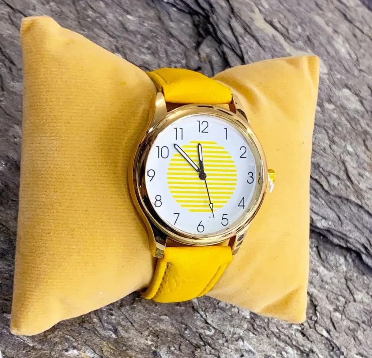 ⌚️‏‌‎ساعت مچی زنانه فانتزی زرد — تصویر ۵
