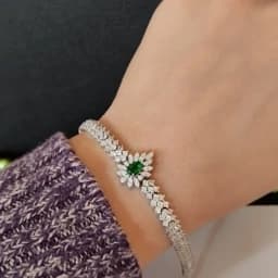 دستبند نقره زنانه عیار 925 روکش طلا سفید نگین زمرد سنتاتیک طرح جواهری — تصویر ۲