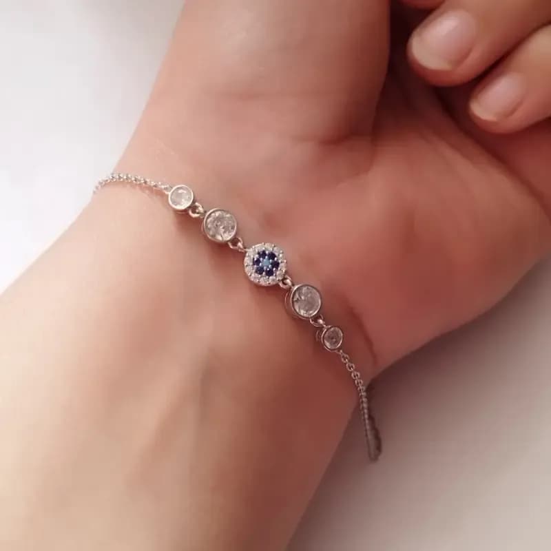 دستبند نقره زنانه عیار 925 با روکش طلا سفید طرح چشم نظر شیک مدیوم — تصویر ۹