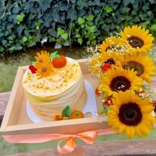 کیک و دسته گل به مناسبت بازنشستگی