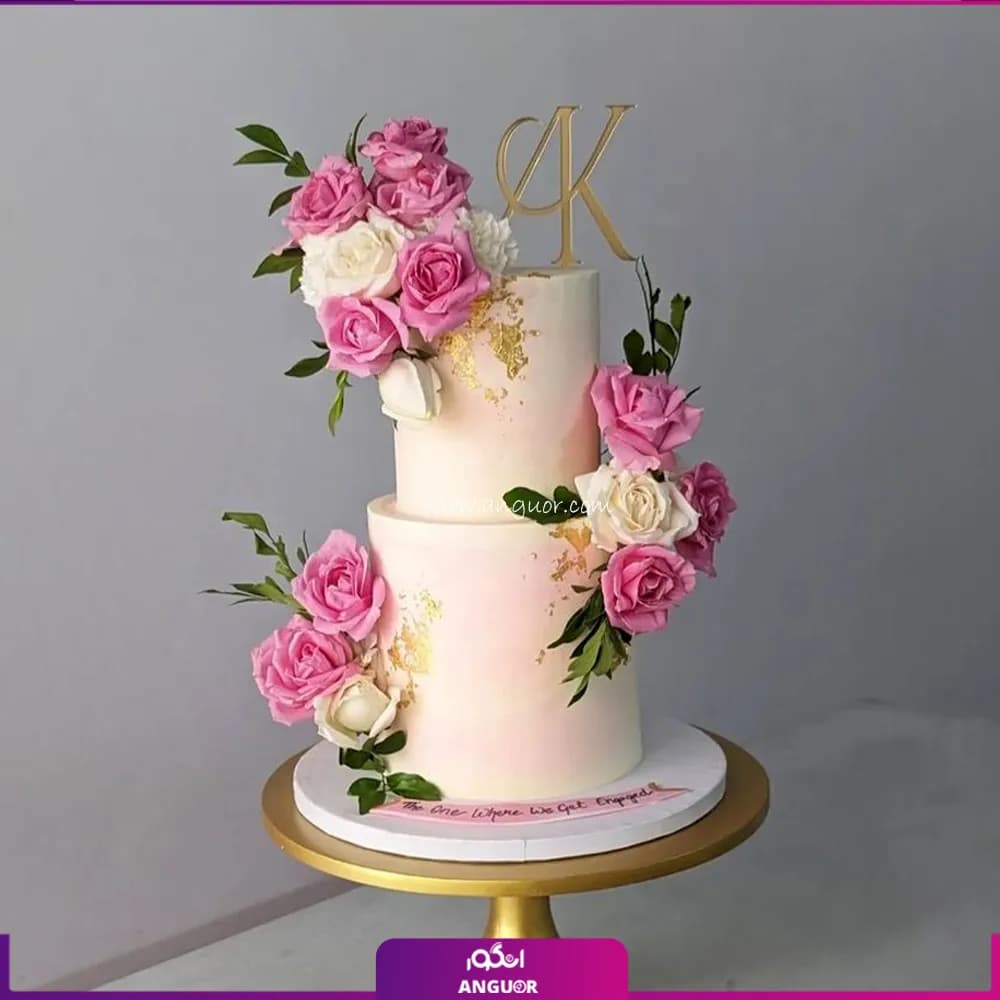 کیک دو طبقه با تزیین گل رز سفید و صورتی