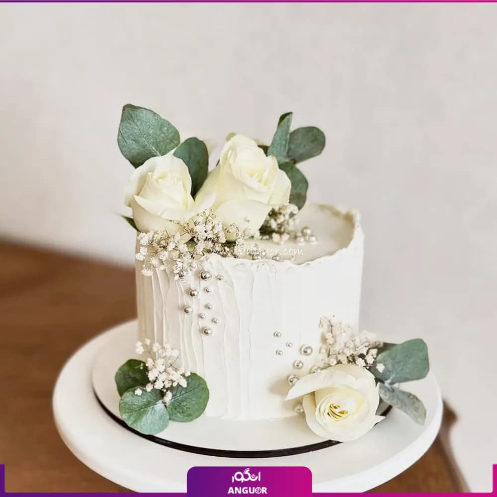 کیک با تزئین مرواریدی و گل رز سفید