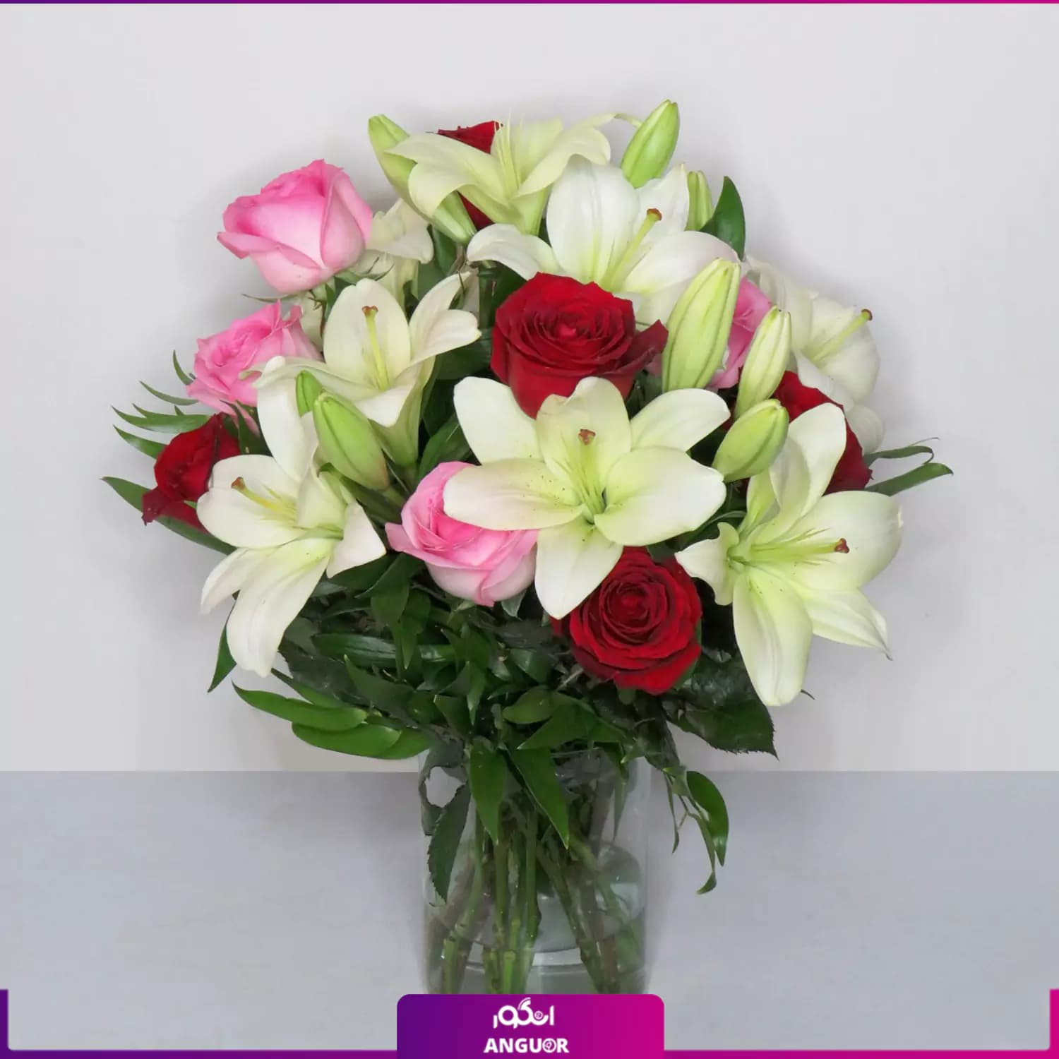 دسته گل رز و لیلیوم همراه با گلدان شیشه‌ای — تصویر ۲