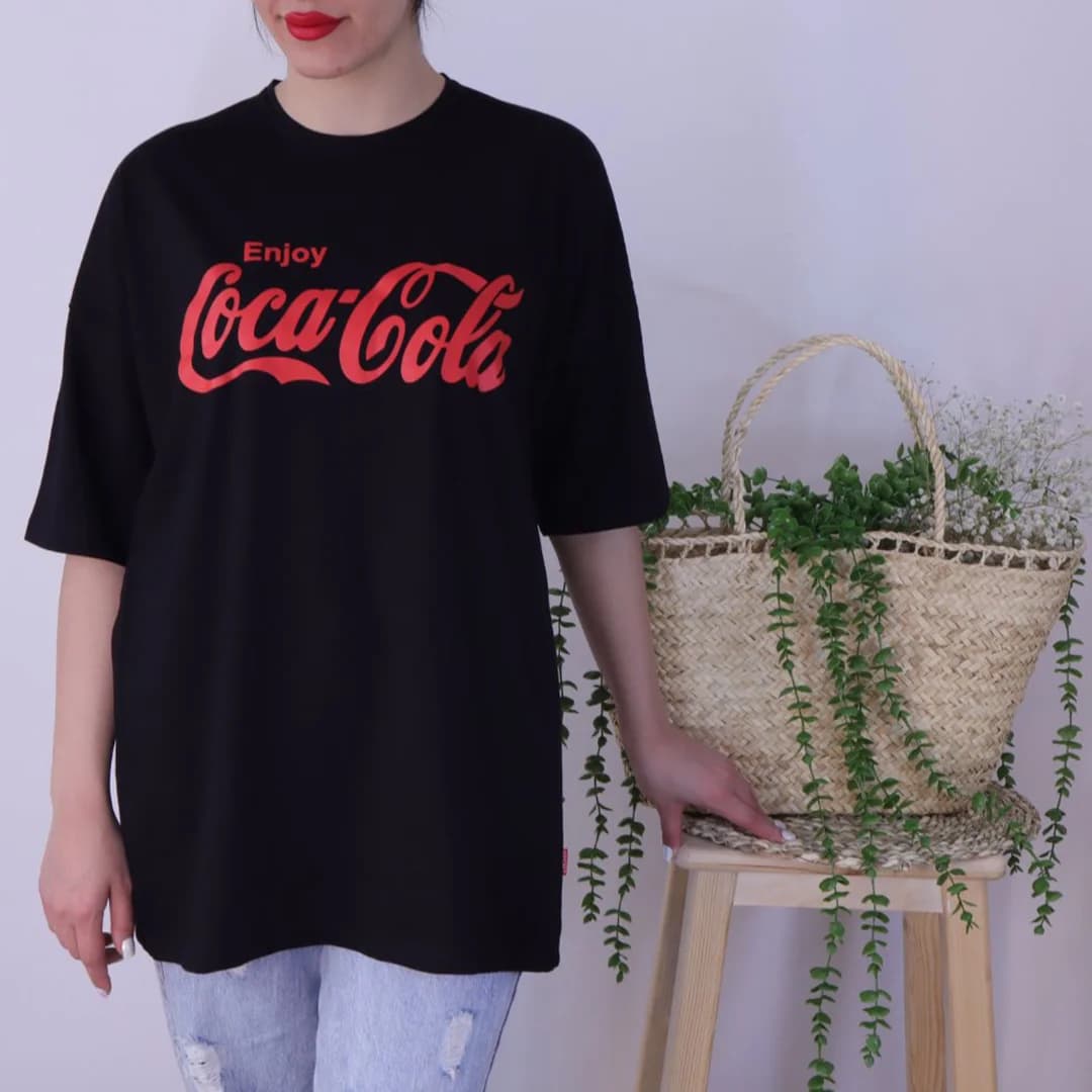 تیشرت زنانه لانگ طرح Coca Cola مدل TL22108 — تصویر ۳