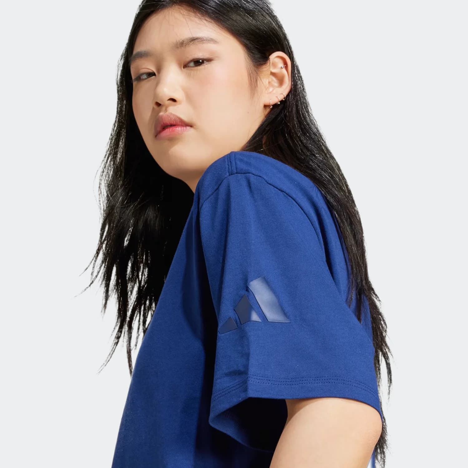تیشرت زنانه آدیداس مدل Essentials Contemporary Logo Boyfriend T-Shirt — تصویر ۲