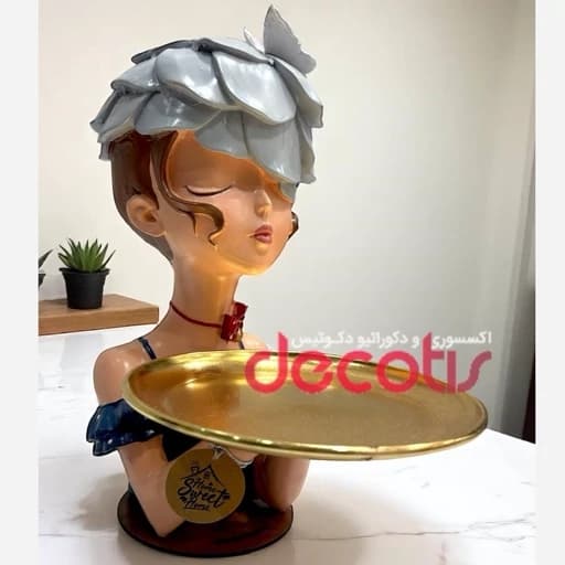 مجسمه دختر سینی به دست زنبق