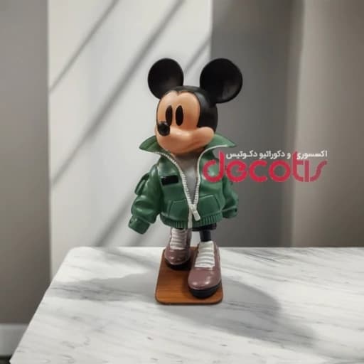 مجسمه میکی موس ایستاده (کاپشن سبز) — تصویر ۵