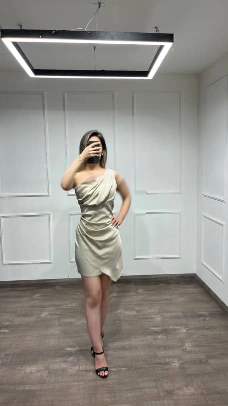 پیراهن کوتاه ساتن با طراحی جذاب — تصویر ۲