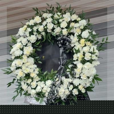 دسته گل رز قرمز ساده با ترکیب رنگ جذاب و ماندگار — تصویر ۲