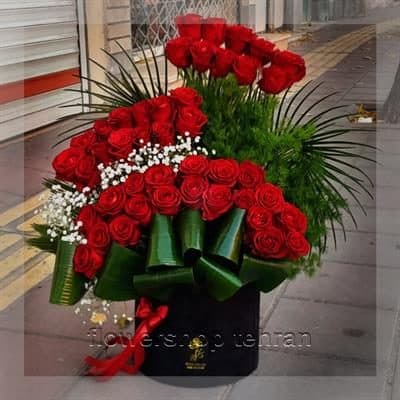 گل رز هفت رنگ با گلهای تازه و دیزاین حرفهای