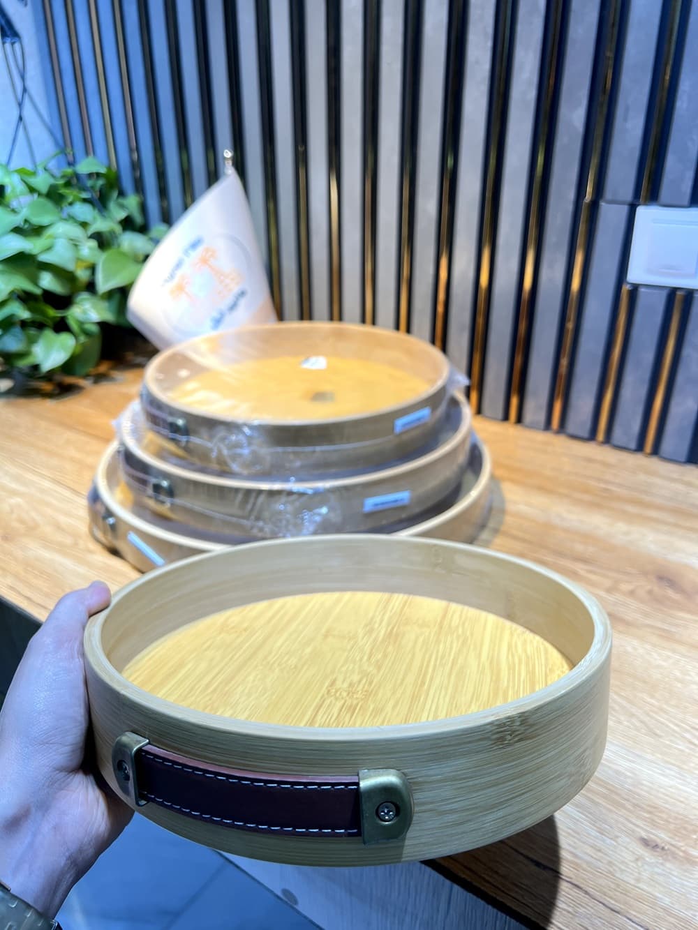 سینی گرد بامبو دسته چرمی — تصویر ۴