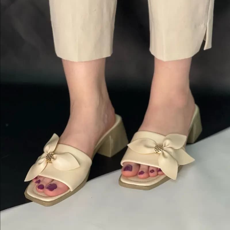 صندل زنانه پاشنه دار گل نیلوفر — تصویر ۲