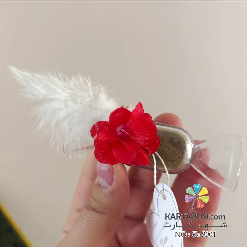 گیفت پلکسی شکلاتی حنا با دیزاین گل قرمز و پر سفید مدل G410