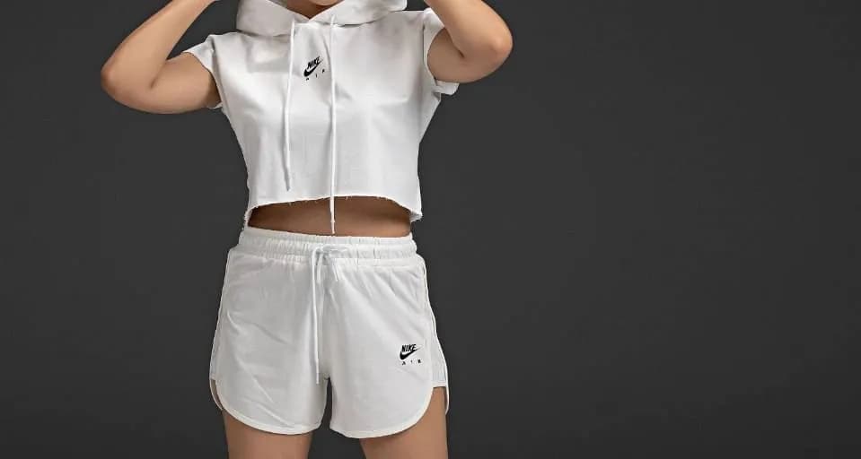 ست کراپ کلاه‌دار و شلوارک دورس Nike Air | سبک، بی‌تکرار — تصویر ۳