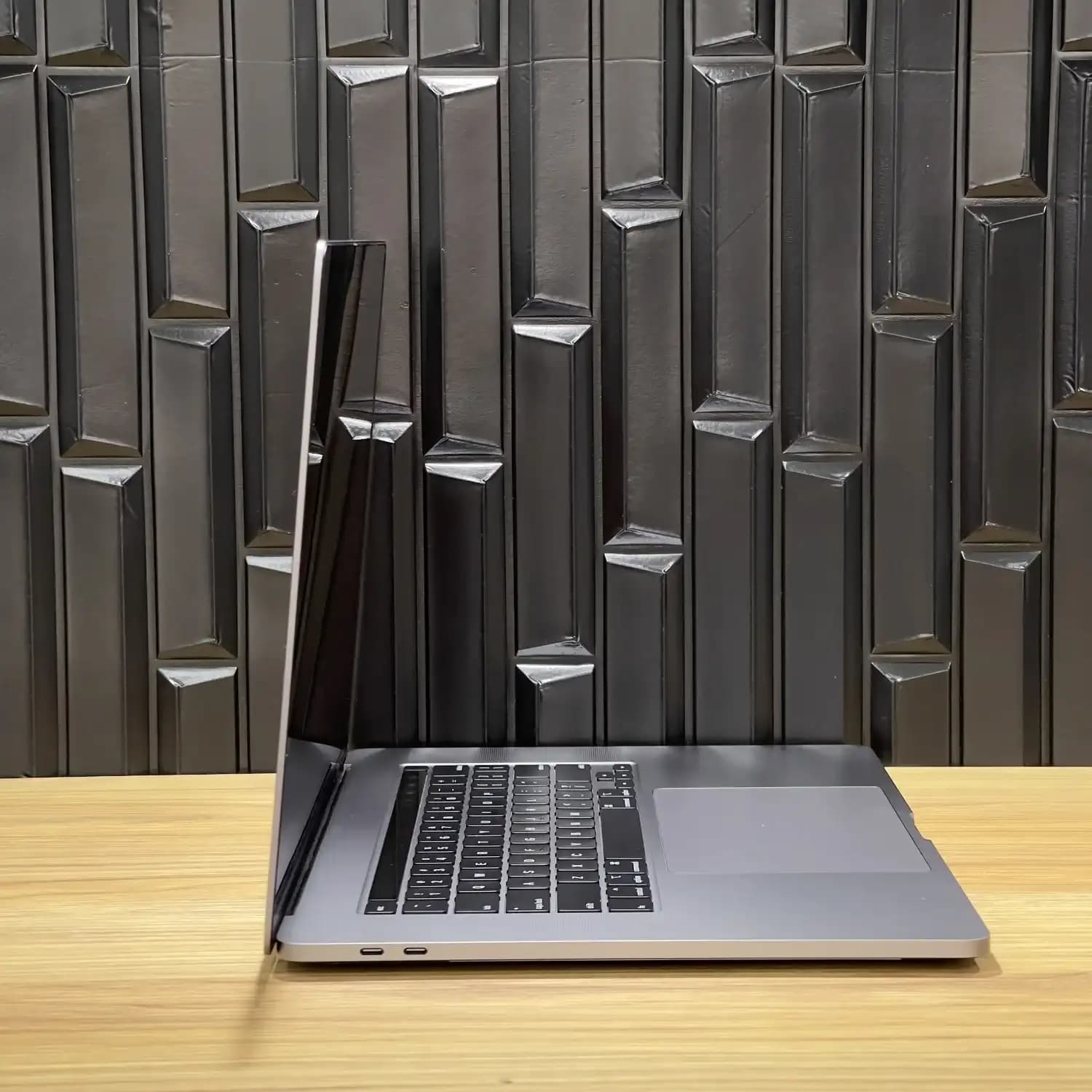 لپ‌تاپ MacBook Pro 2019 A1990 — تصویر ۳