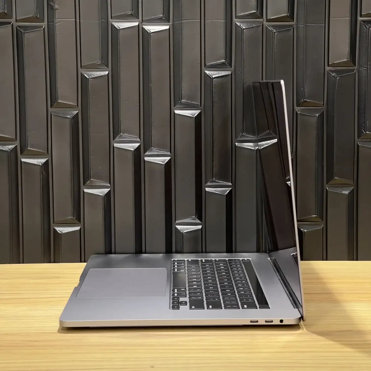 لپ تاپ MacBook Pro 2019 A2141 — تصویر ۴
