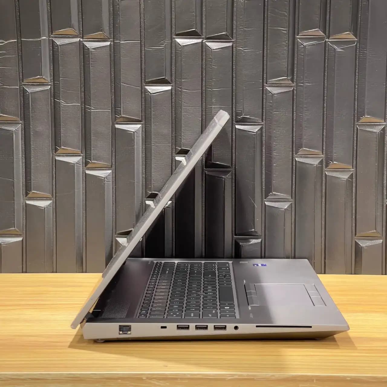 لپ تاپ hp z book fury 17 g8 / اندازه صفحه نمایش 17 اینچ و حافظه 512GB SSD — تصویر ۳