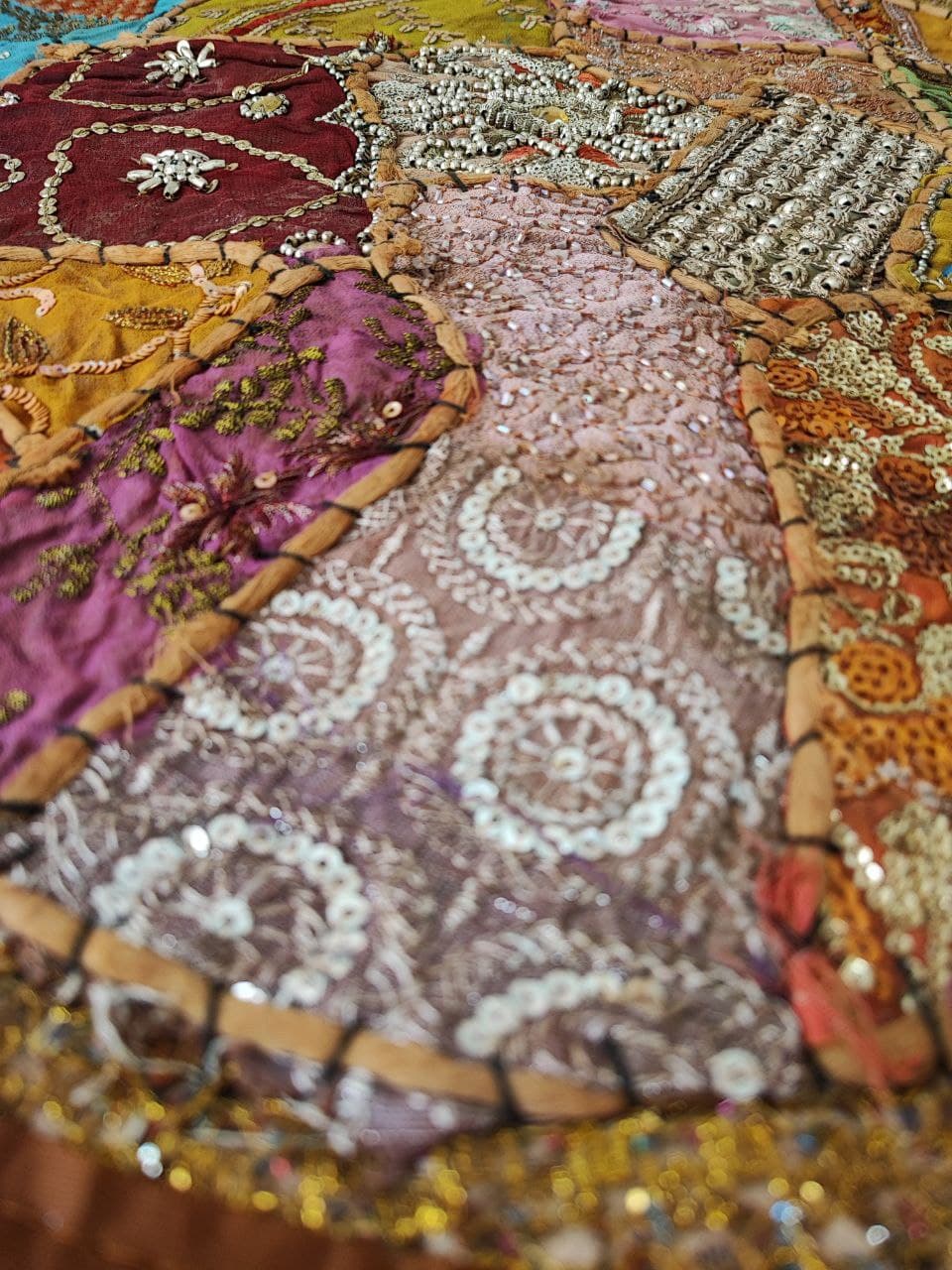 رومیزی سنتی گرد مدل سوزن دوزی — تصویر ۸