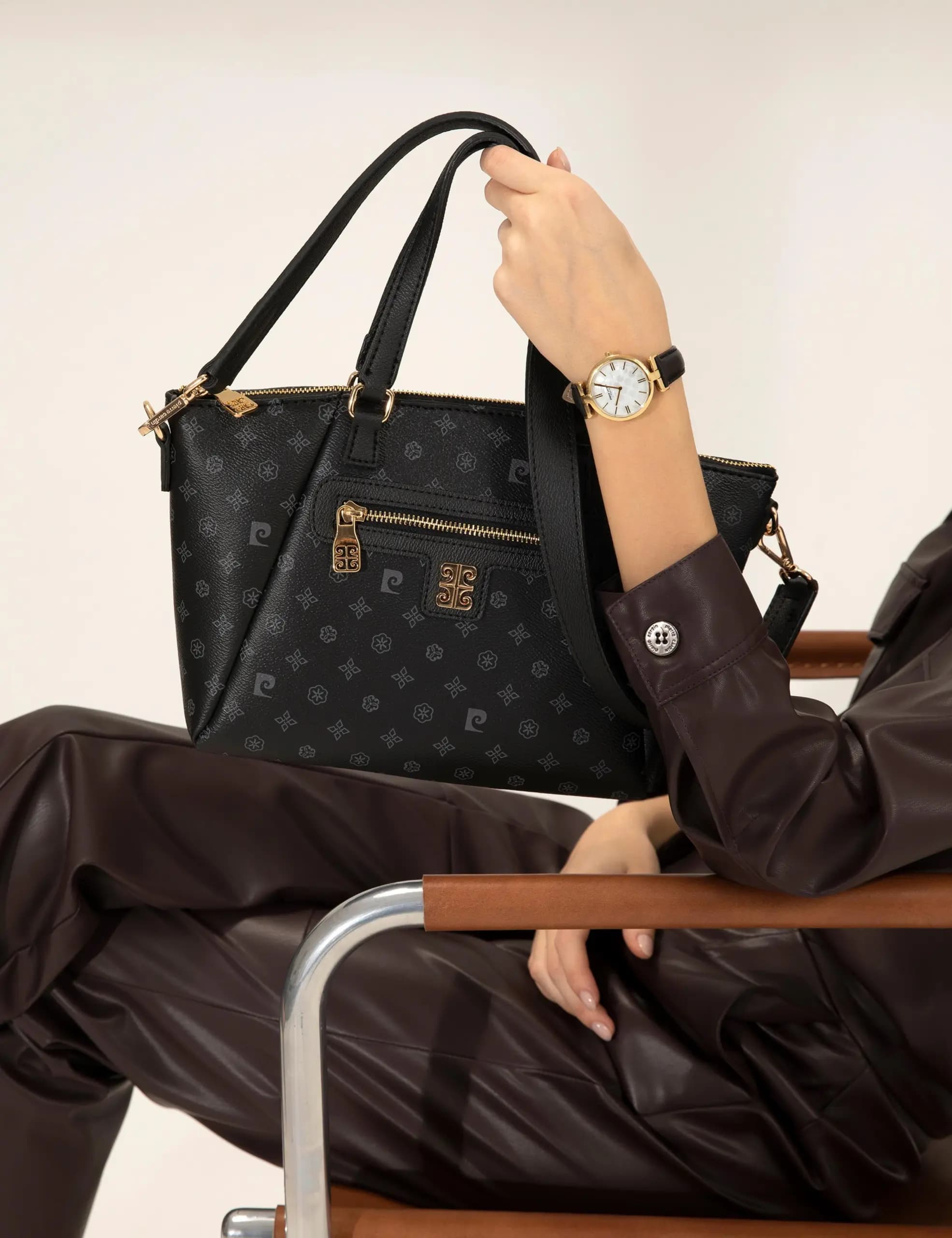 کیف دستی زنانه پیرکاردین رنگ مشکی طرح‌دار — تصویر ۲