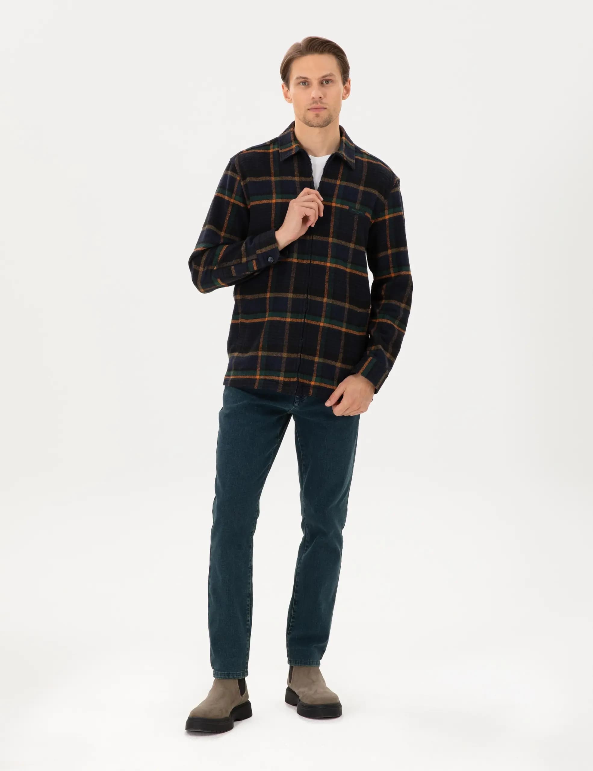 پیراهن آستین بلند مردانه پیرکاردین طرح چهارخانه رنگ سرمه ای مدل اورسایز — تصویر ۴