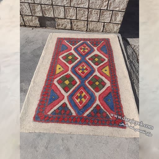 نمد پشمی سنتی زمینه روشن — تصویر ۲