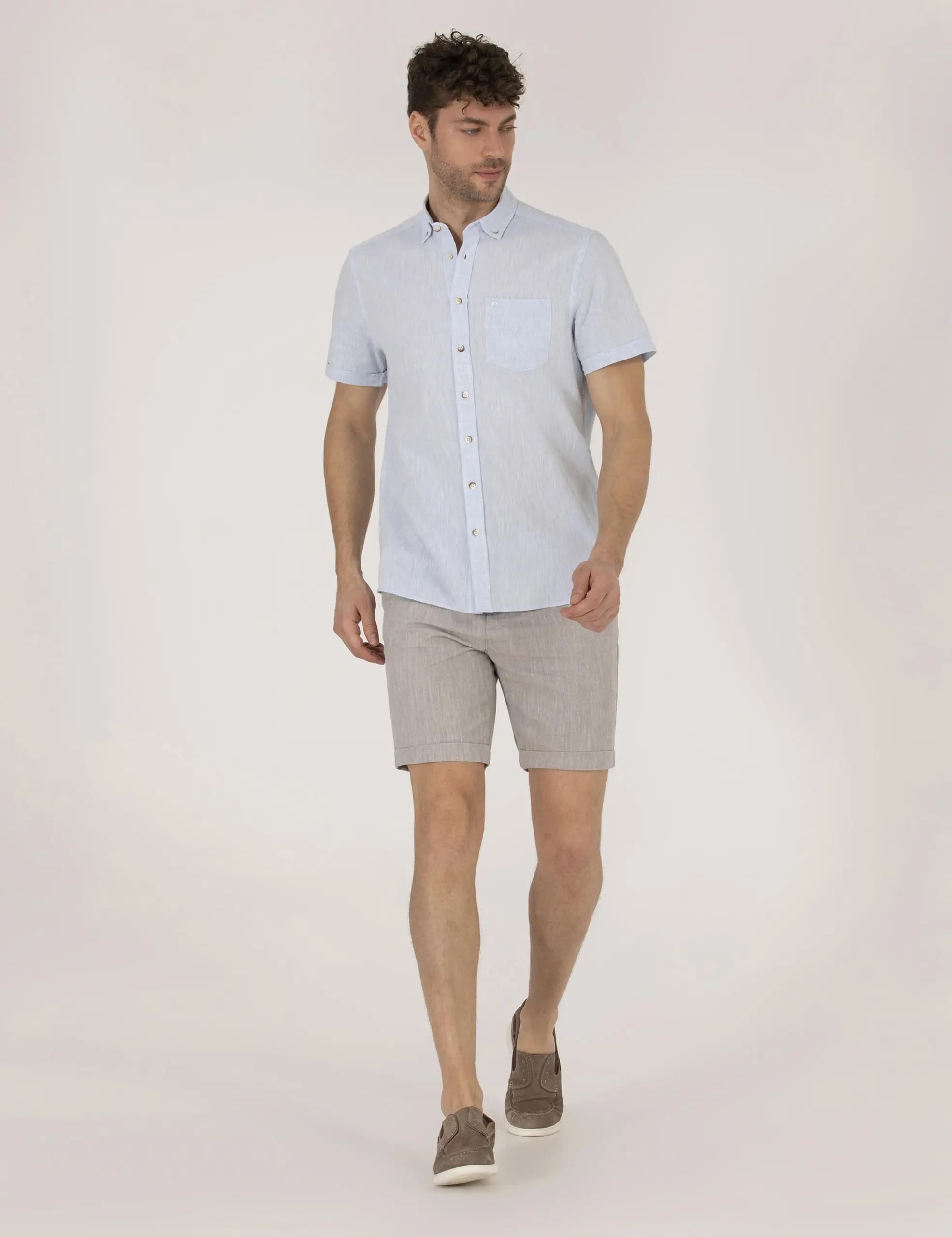 پیراهن آستین کوتاه مردانه پیرکاردین رنگ آبی روشن مدل ساده — تصویر ۴