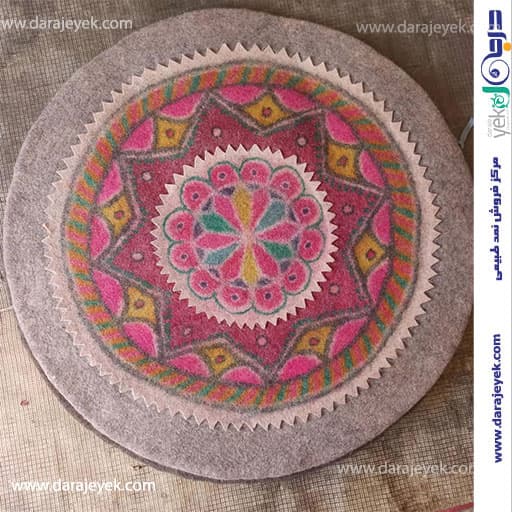 فرش نمدی گرد 120 سانتی طرح مندالا صورتی و سبز (پشم گوسفند) — تصویر ۳