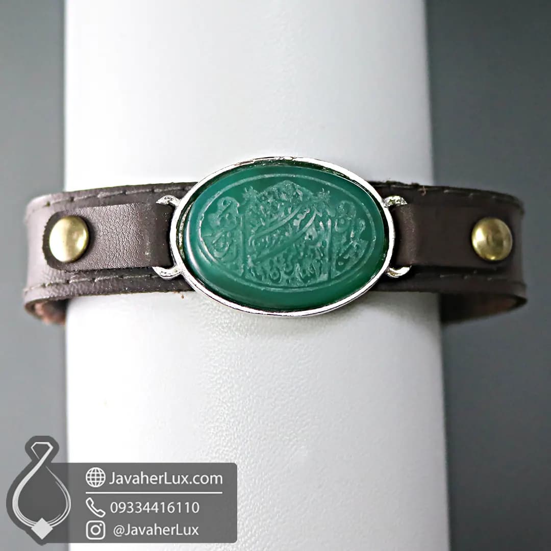 دستبند چرم طبیعی با نگین عقیق سبز حکاکی دعای وان یکاد _ کد 401019 — تصویر ۴