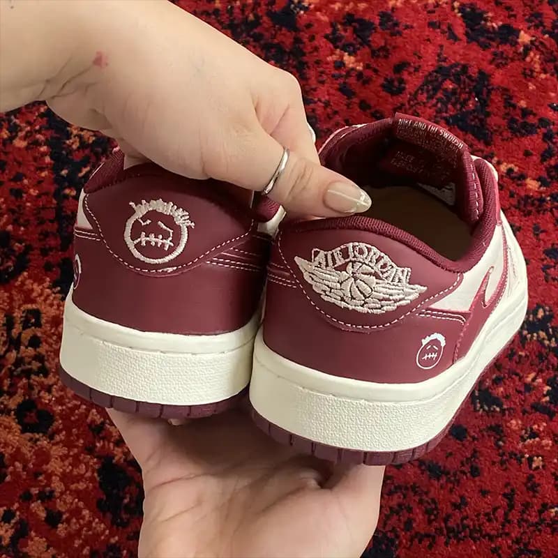 ترویس استاسی کرم زرشکی — تصویر ۱۲