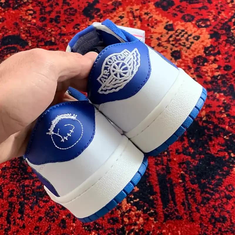 تراویس سفید آبی — تصویر ۹