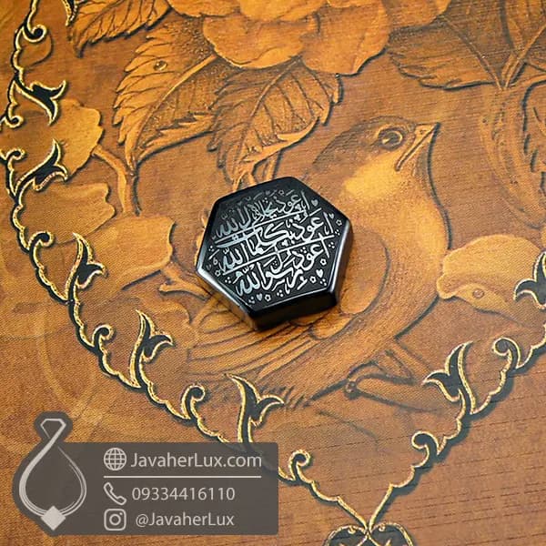 نگین سنگ حدید با حکاکی دعای هفت جلاله تراش هشت ضلعی _ کد : 400933