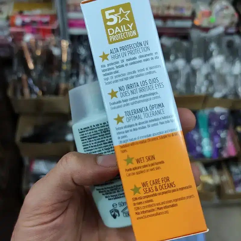 کرم ضد آفتاب بی رنگ ایزدین SPF50 — تصویر ۲