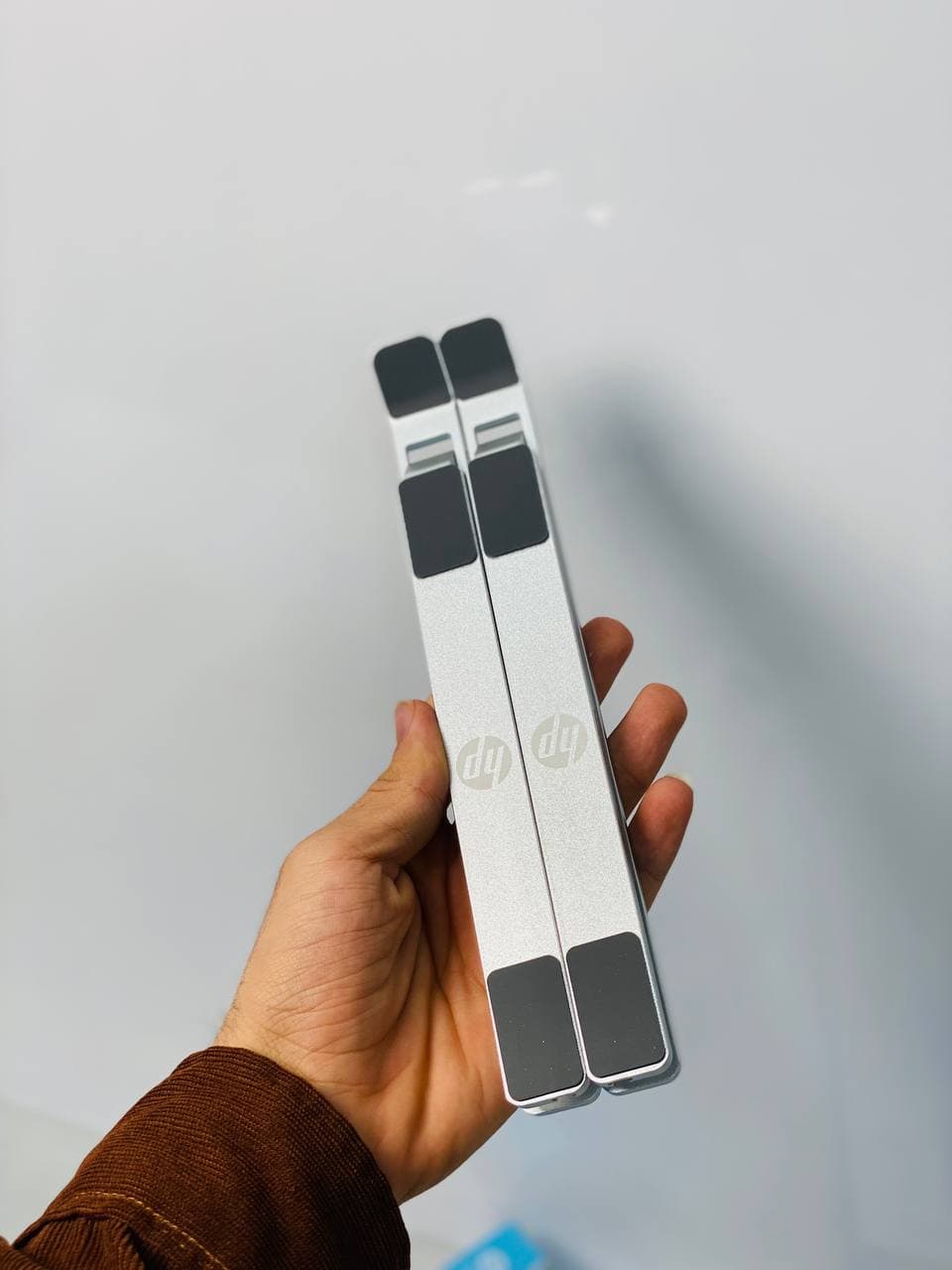 HP Istand ultra compact riser stand – پایه نگهدارنده لپ تاپ اچ پی مدل 2SM33PA — تصویر ۵