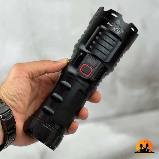 چراغ قوه اسمال سان مدل ZY-T301 با نور LED ۵۰۰۰ لومن و برد ۹۰۰ متر — تصویر ۹