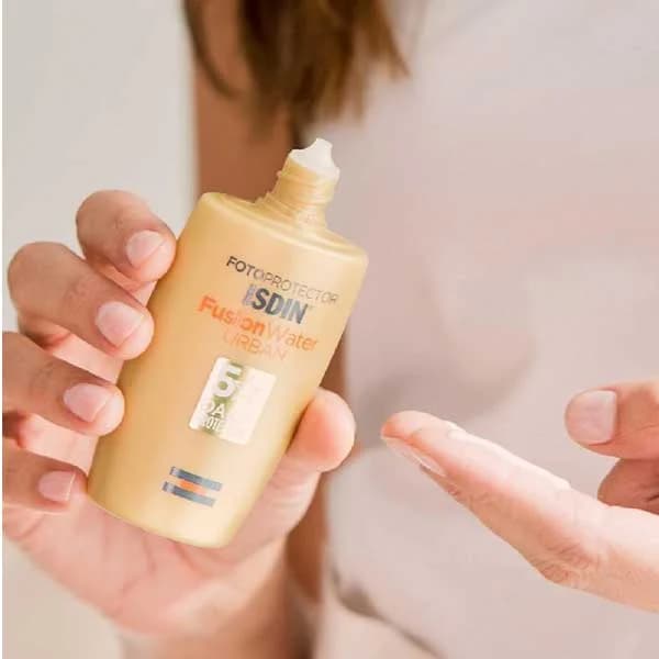 ضد آفتاب ایزدین فیوژن واتر اوربان SPF30 بدون رنگ 50 میل Isdin Fusion Water Urban Sunscreen SPF 30 Volume 50 ML — تصویر ۱۱