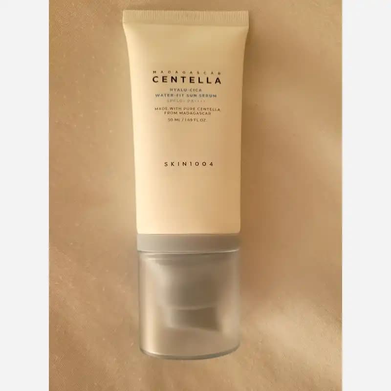 کرم ضد آفتاب بی رنگ اسکین 1004 سنتلا مدل ماداگاسکار SPF50 مناسب انواع پوست حجم 50 میلی لیتر — تصویر ۱۰